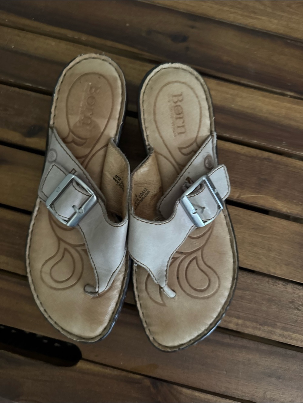 Born Taupe Flip Flop Leather Women Sandals B86811 Size 7 comfortable